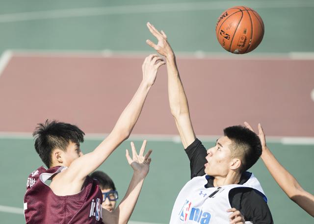 在片中，袁泉饰演乘务长毕男，李沁饰演受腰伤后仍坚守岗位五号位乘务员周雅文，张天爱饰演乘务员黄佳